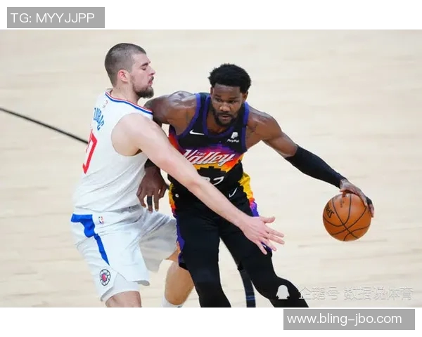 带伤作战的布克在球队中的无私奉献让人难以用言语形容其巨大贡献 带伤作战的布克在球队中的无私奉献让人难以用言语形容其巨大贡献